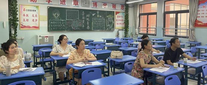 一群人在餐厅里
中度可信度描述已自动生成